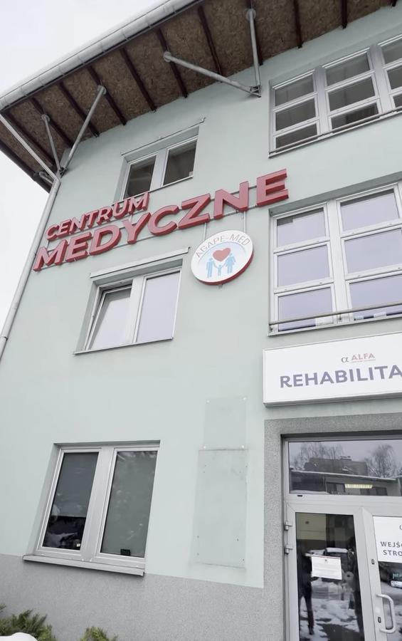 Centrum Medyczne · Fasádní nápis