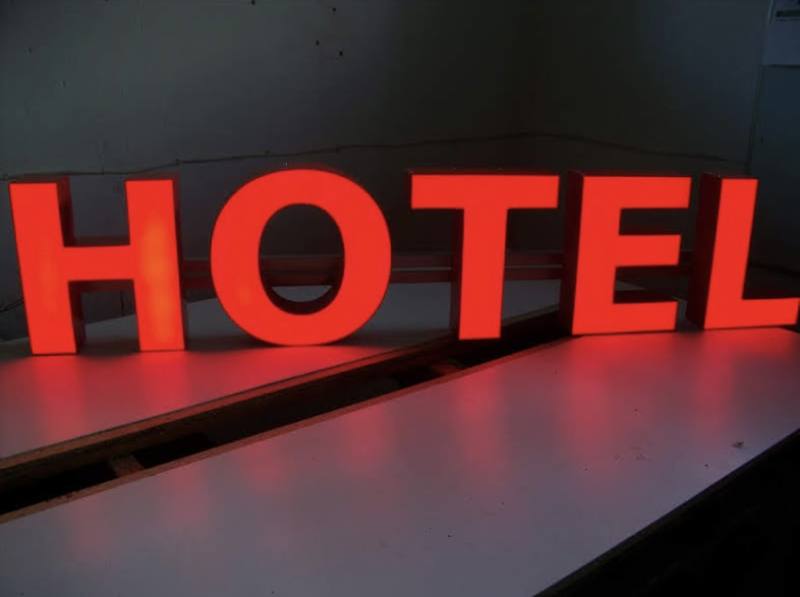 HOTEL · Svítící prostorová písmena