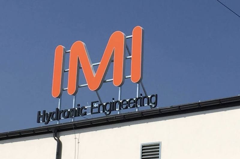 IMI Hydronic Engineering · Fasádní nápis na střeše