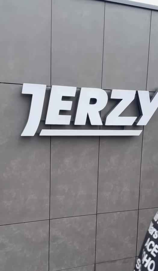 JERZY · Prostorová písmena na fasádě