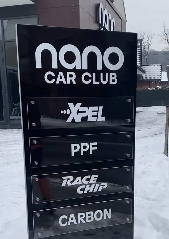 Nano Car Club · Reklamní pylon