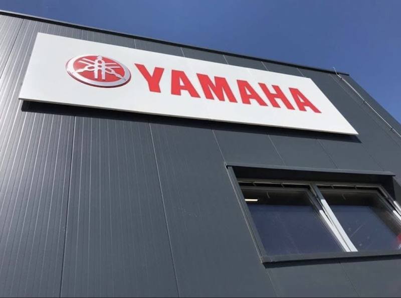 Yamaha · Reklamní box na budově